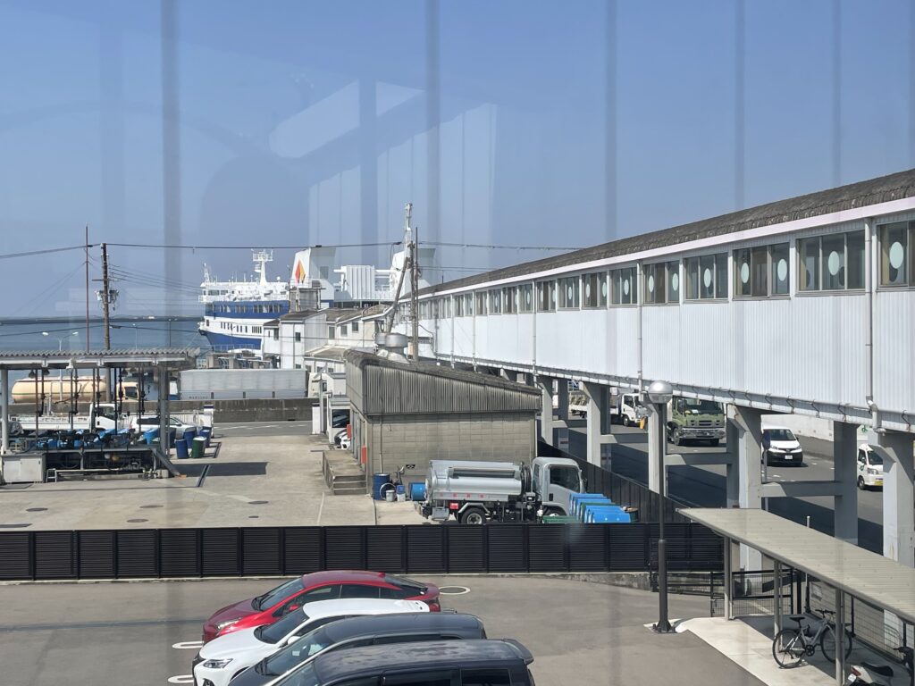 桟橋の向こうにフェリーが待っている