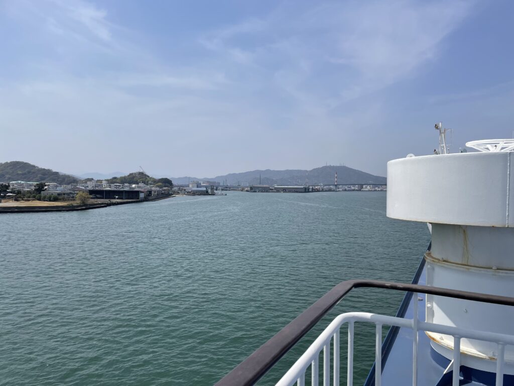 前方に眉山が見える