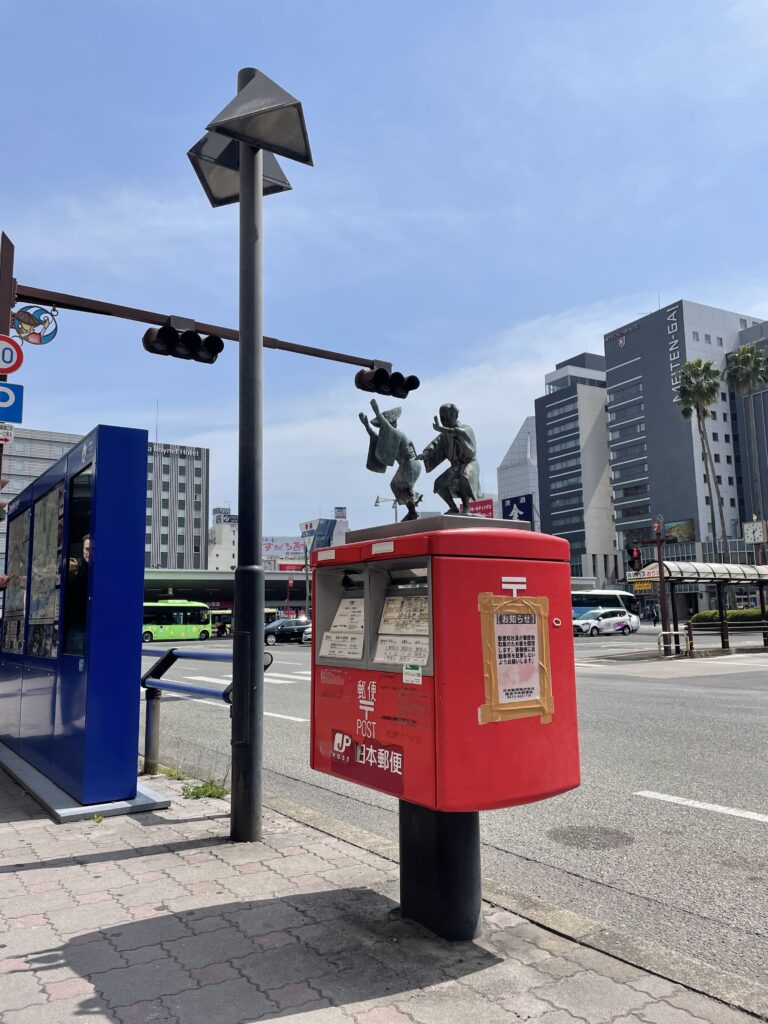 阿波踊りのモニュメントが乗っている郵便ポスト