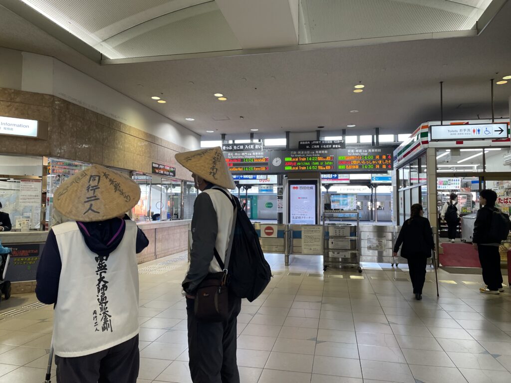 徳島駅構内で見かけたお遍路さん