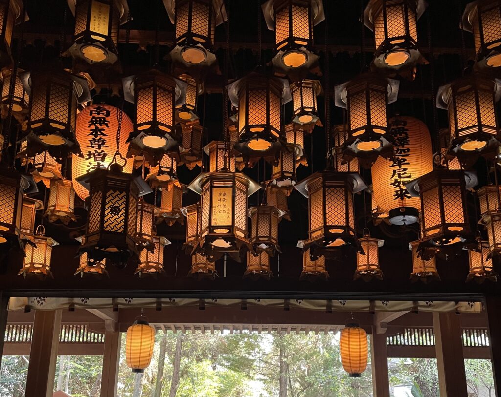 霊山寺本堂の吊り灯篭