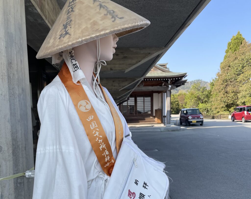 お遍路姿のマネキン