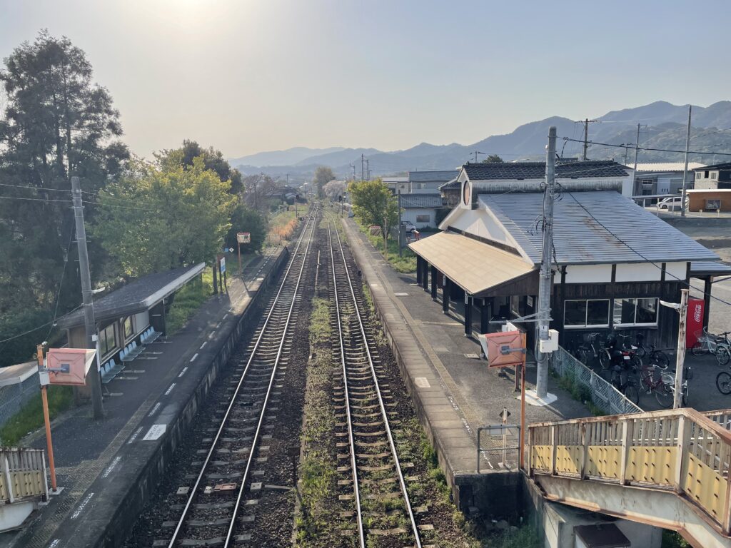 陸橋から板東駅全景を見下ろす