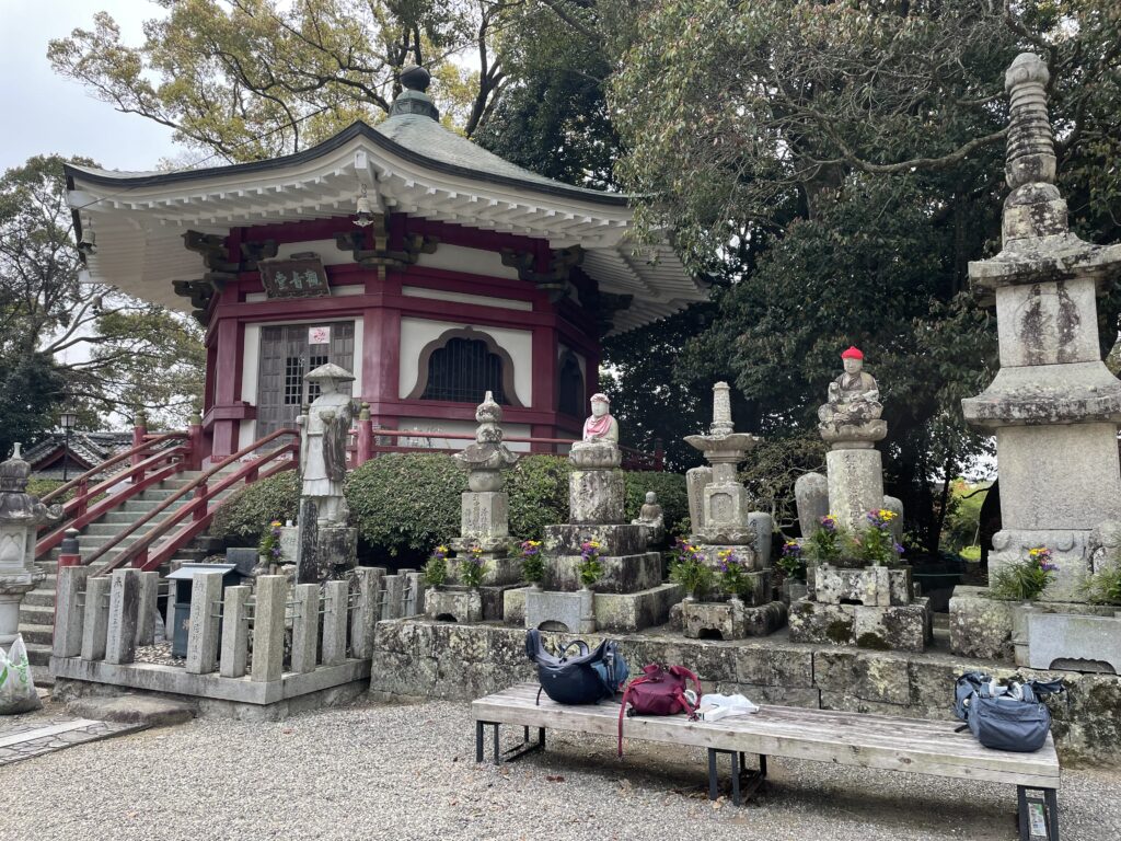 八角形の観音堂。手前のベンチには歩き遍路たちのザックが並んでいる。