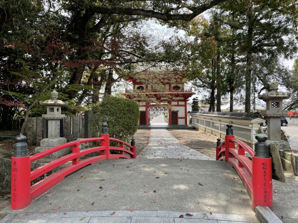 第３番札所・金泉寺の山門と太鼓橋