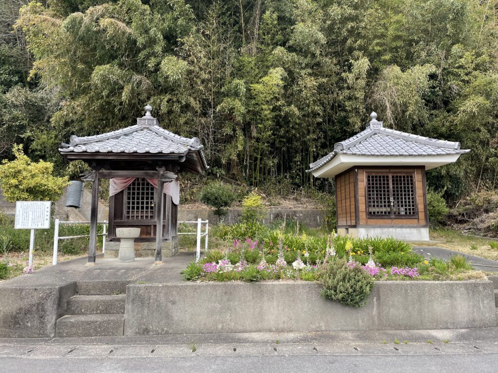 振袖地蔵（左）