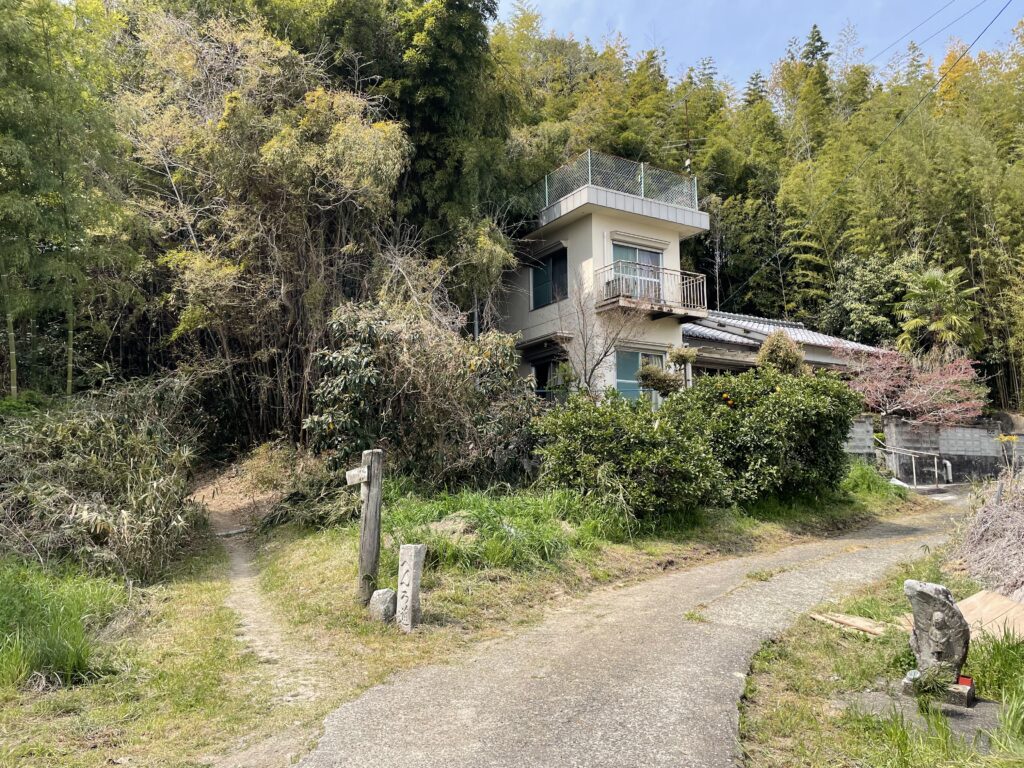 石のみちしるべ。ここから舗装路を離れて歩き道に入る。