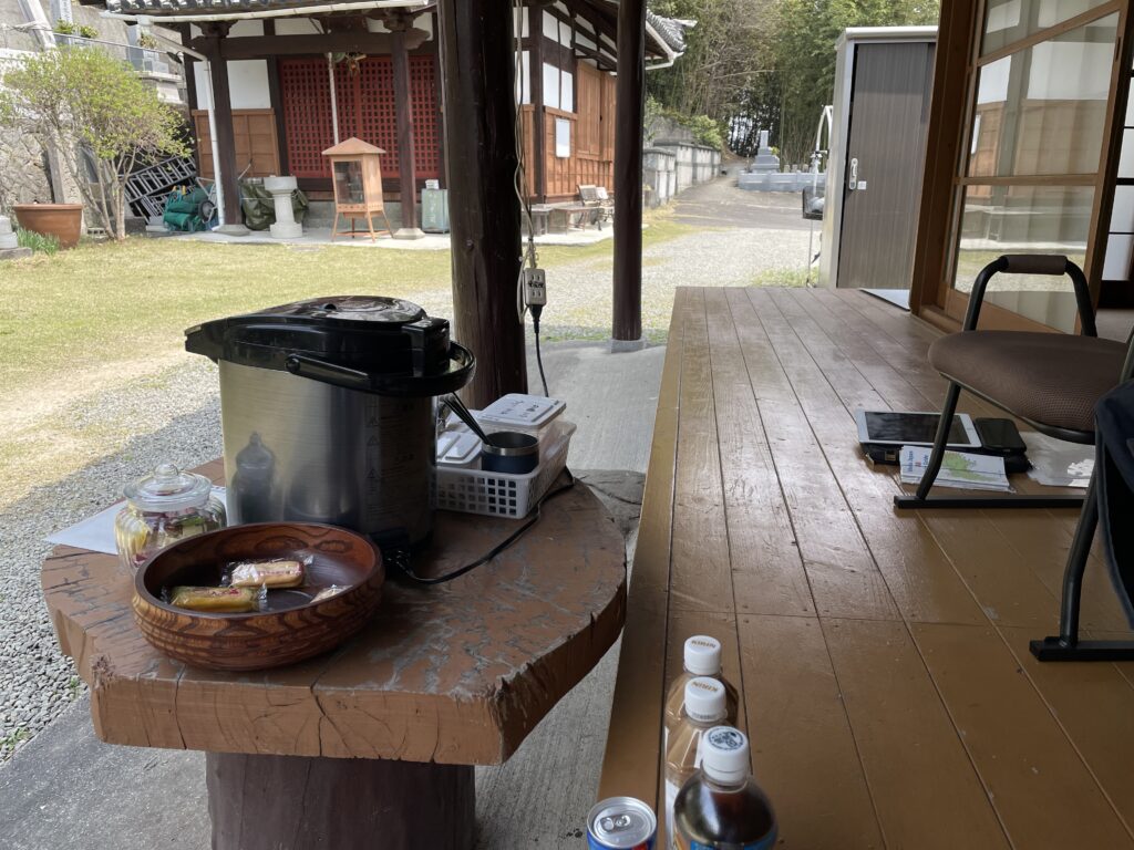 お茶のお接待をしてくれた