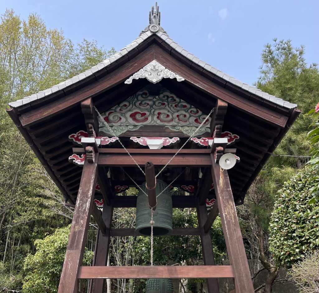 鐘撞堂。愛染院の建物は朱が基調で、鐘撞堂も鮮やかな装飾がされている。