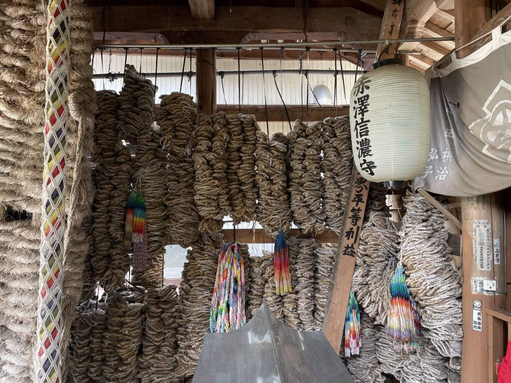 赤澤信濃守の廟。草鞋がたくさん奉納されている。