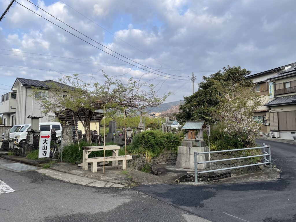 別格１番・大山寺への分岐（右へ。安楽寺へは直進）