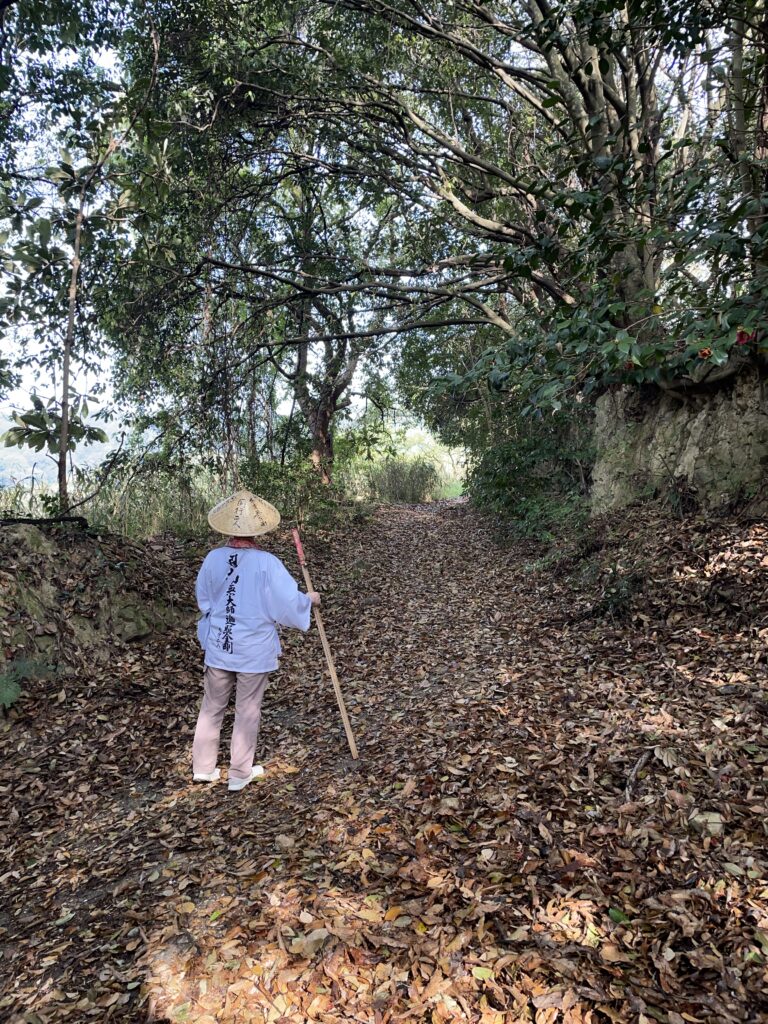 落ち葉に埋め尽くされた山道で自撮りに挑戦