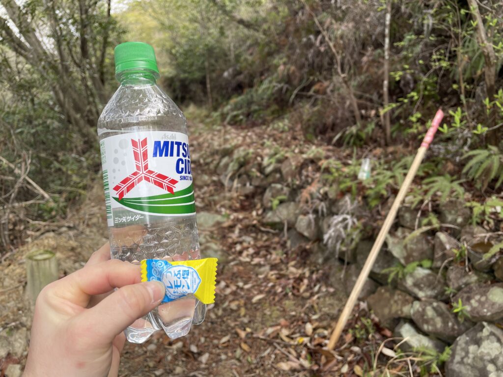 石垣の段差に腰掛けて小休憩