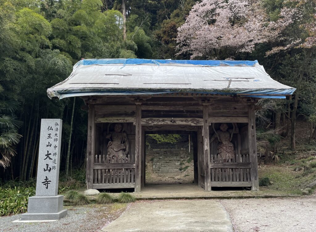 山門の向こうに壁のような階段が見える