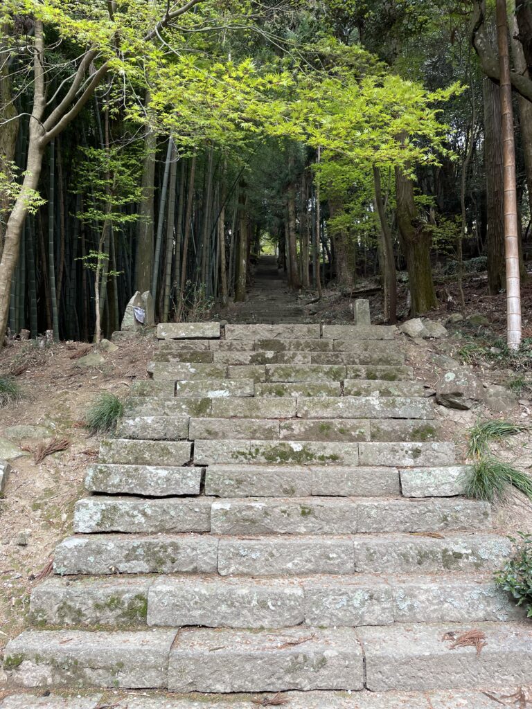 山門から見上げる絶望の階段