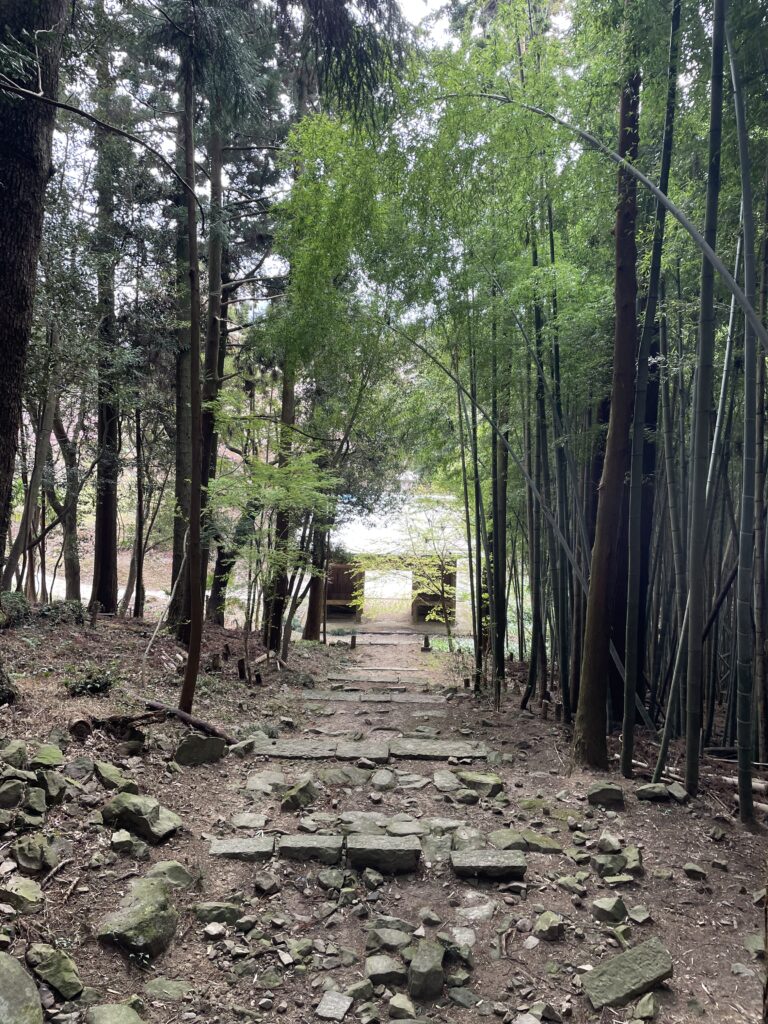 石段も古いので足元注意