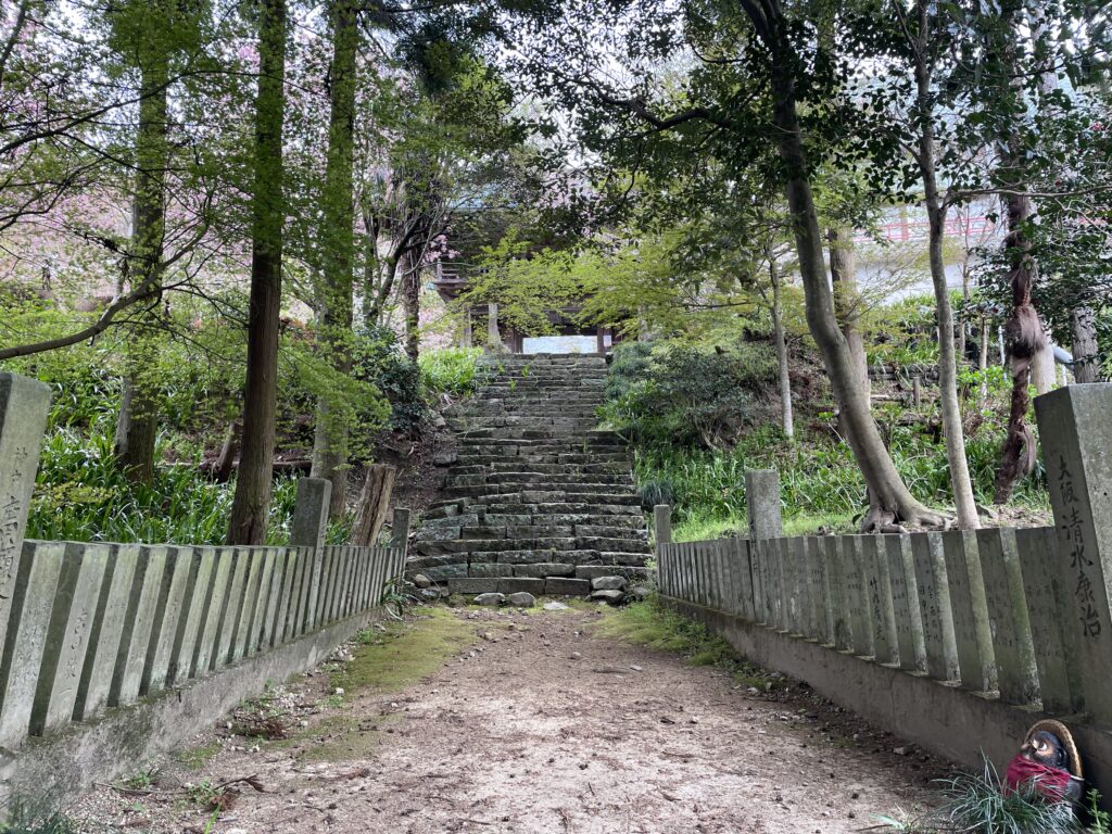 鐘楼門まで、さらに階段