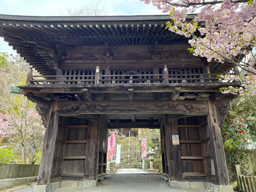 大山寺の鐘楼門