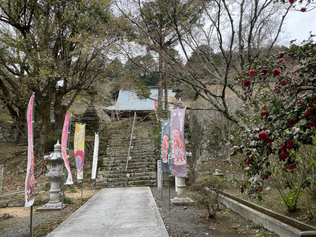 鐘楼門から本堂のある境内までの階段