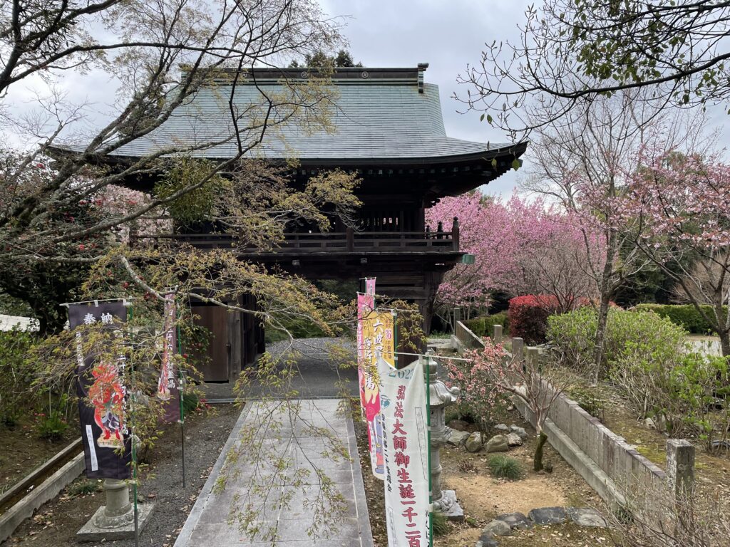 境内から見下ろした鐘楼門