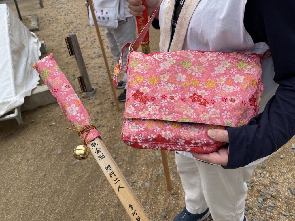 お揃いの生地の山谷袋と杖カバー