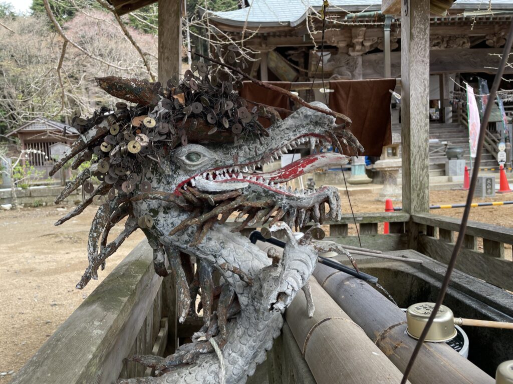 前衛的な手水舎の龍