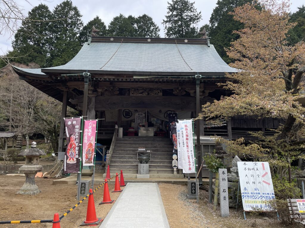 やっと本堂が見えた。ホラー看板も健在