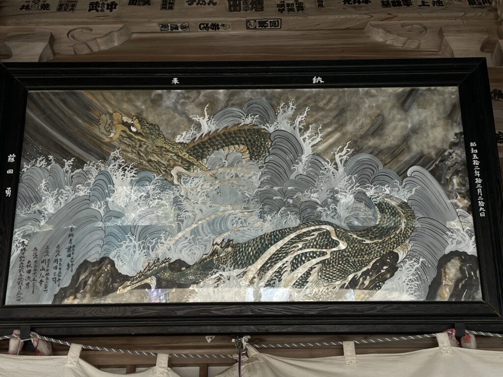 本堂の正面には躍動感あふれる龍の板絵が掲げられている