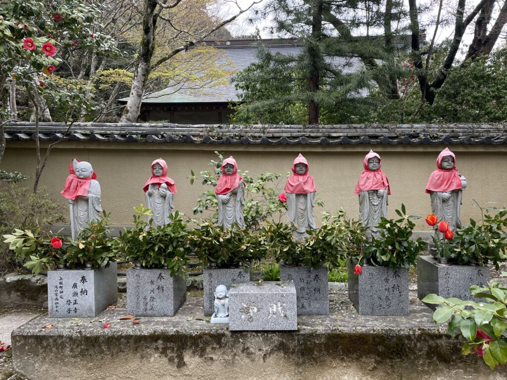 お揃いの頭巾を被った六地蔵