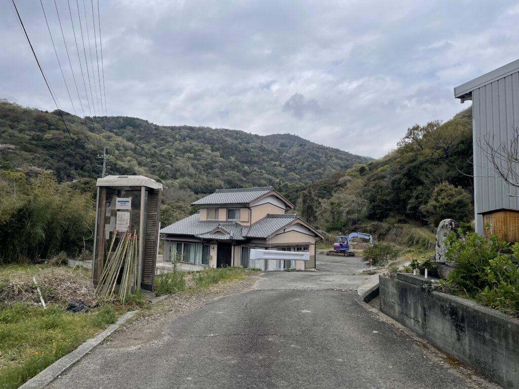 電話ボックスに登山用の杖が置いてある