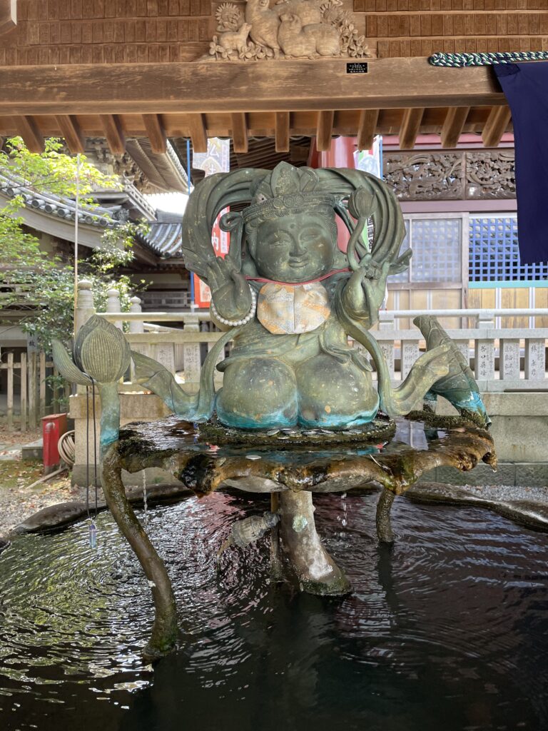 本堂の前にある「銀の温泉」