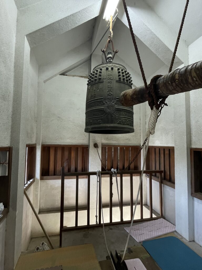 山門の２階。通夜堂になっている