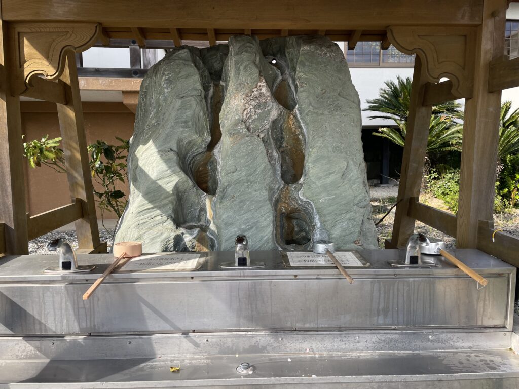 岩のオブジェと自動水栓の御手水