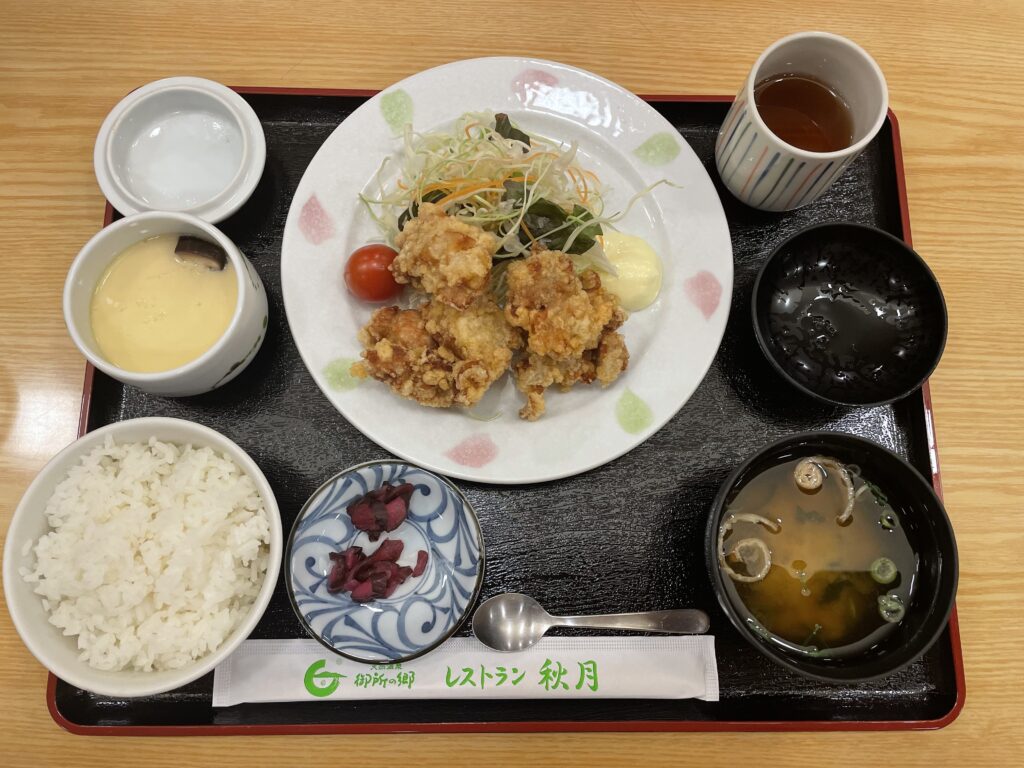 御所の郷のレストランで食べた唐揚げ定食