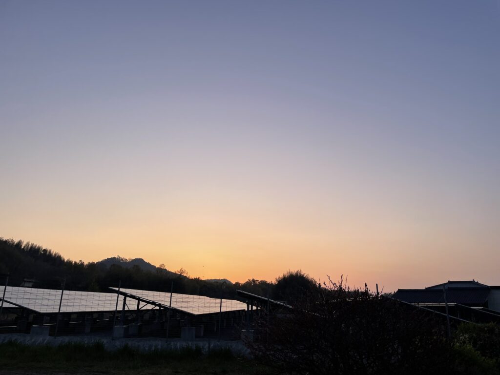 太陽光パネルと日の出