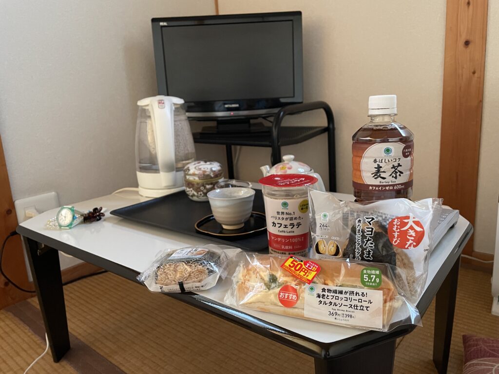 昨日コンビニで調達した食料たち