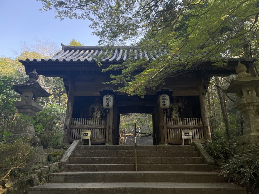 熊谷寺の中門。本堂へ登る階段の途中にある