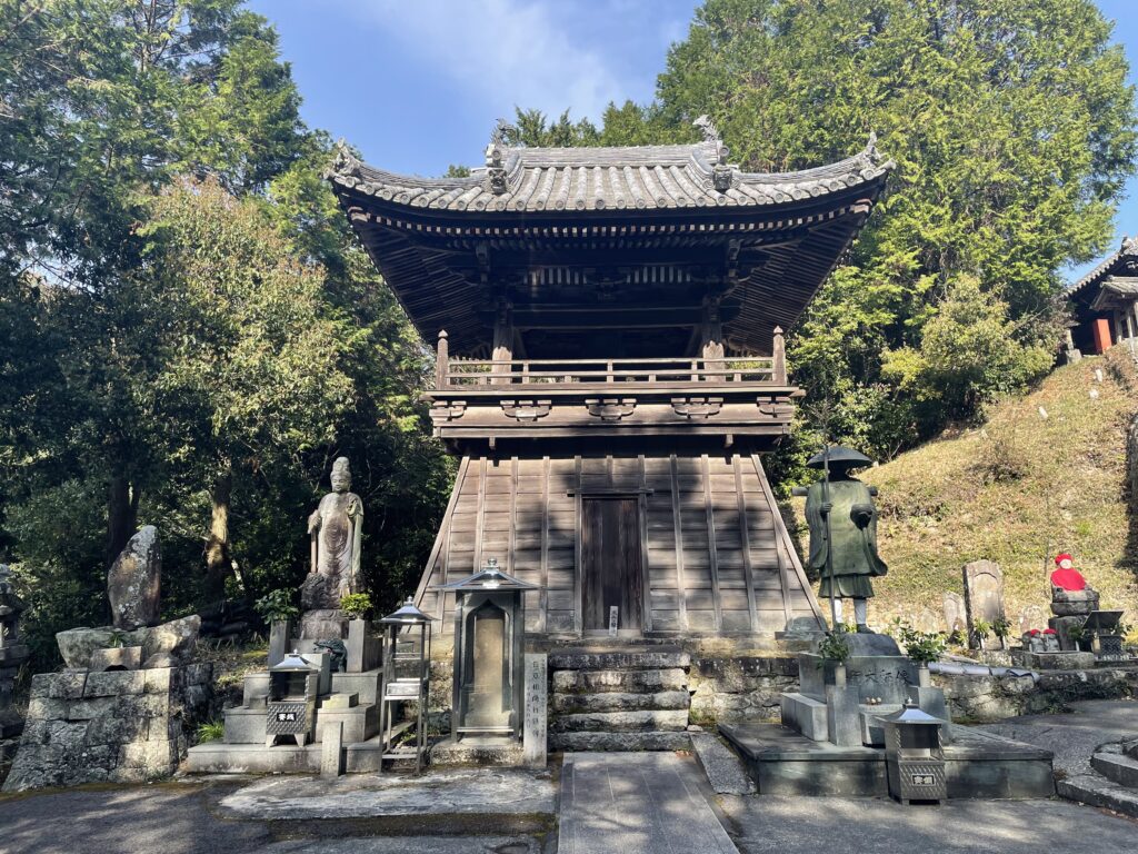 鐘撞堂。右上にちらっと見えるのが大師堂