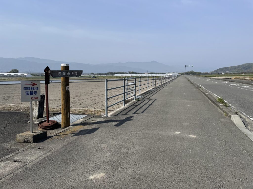 熊谷寺から法輪寺までの道は、ひたすら車道沿い