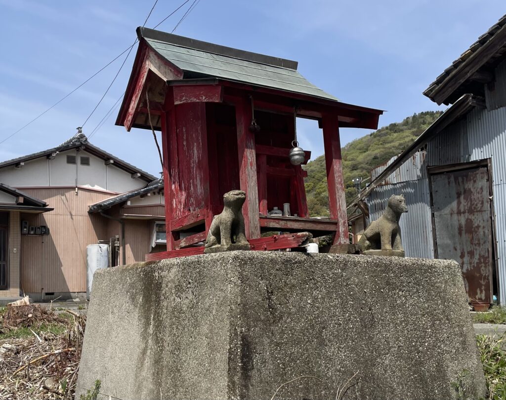 参道の途中にとっても味のあるお稲荷さんがいた