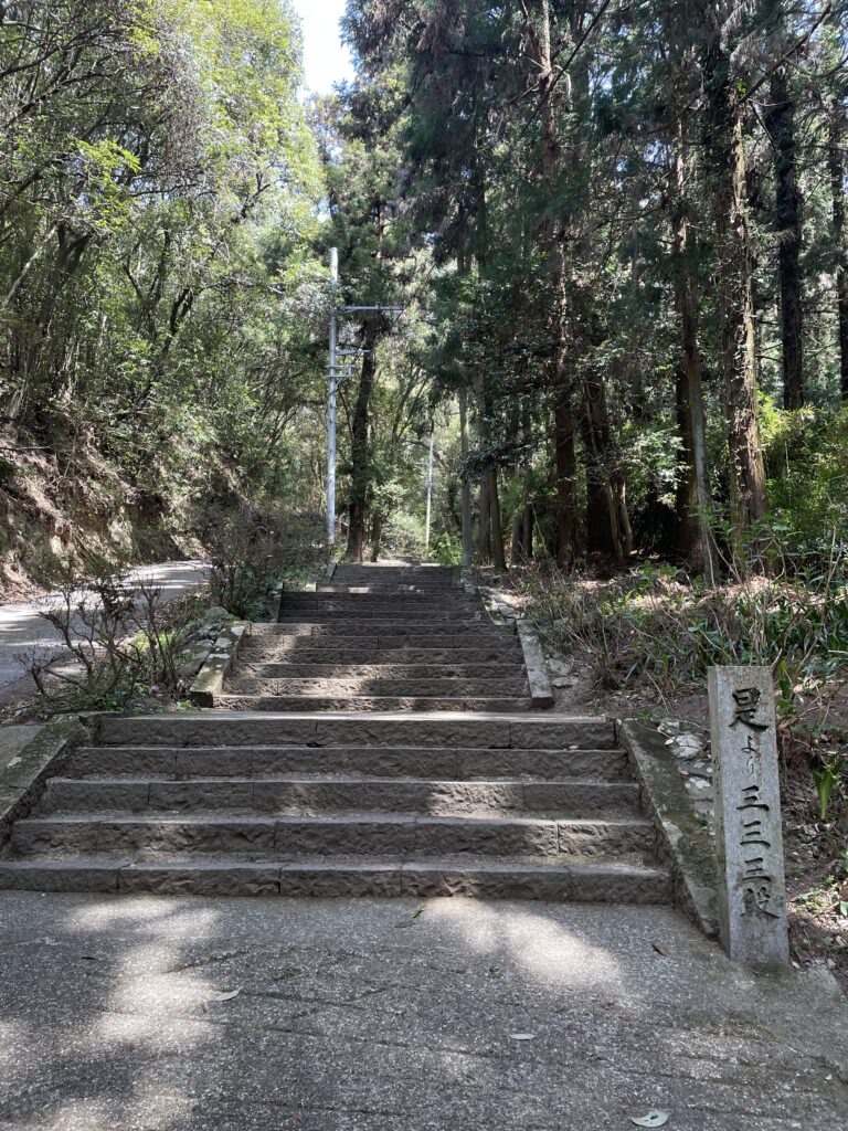 切幡寺の333階段の登り口