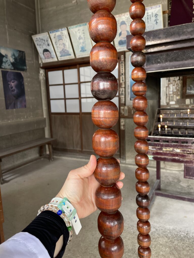 自分の手と念珠の大きさ比較