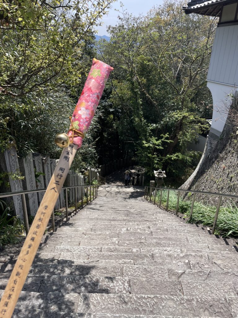 階段を登りきったところから下を振り返る