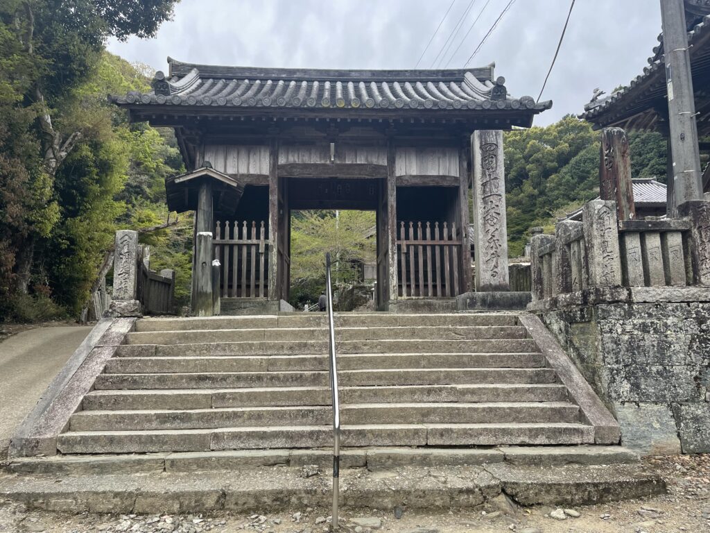 11番札所・藤井寺の山門