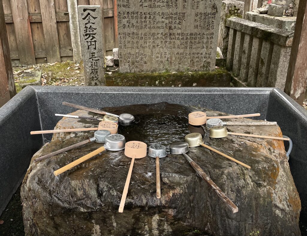 仲良く輪っかに並んだ柄杓たち