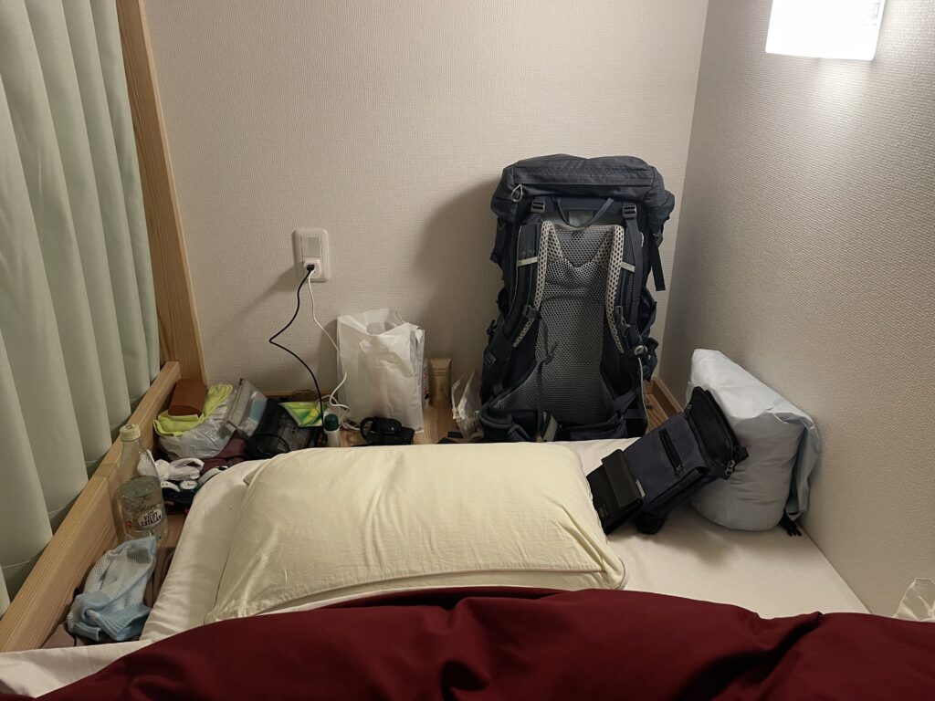 ブースの中で明日の雨支度