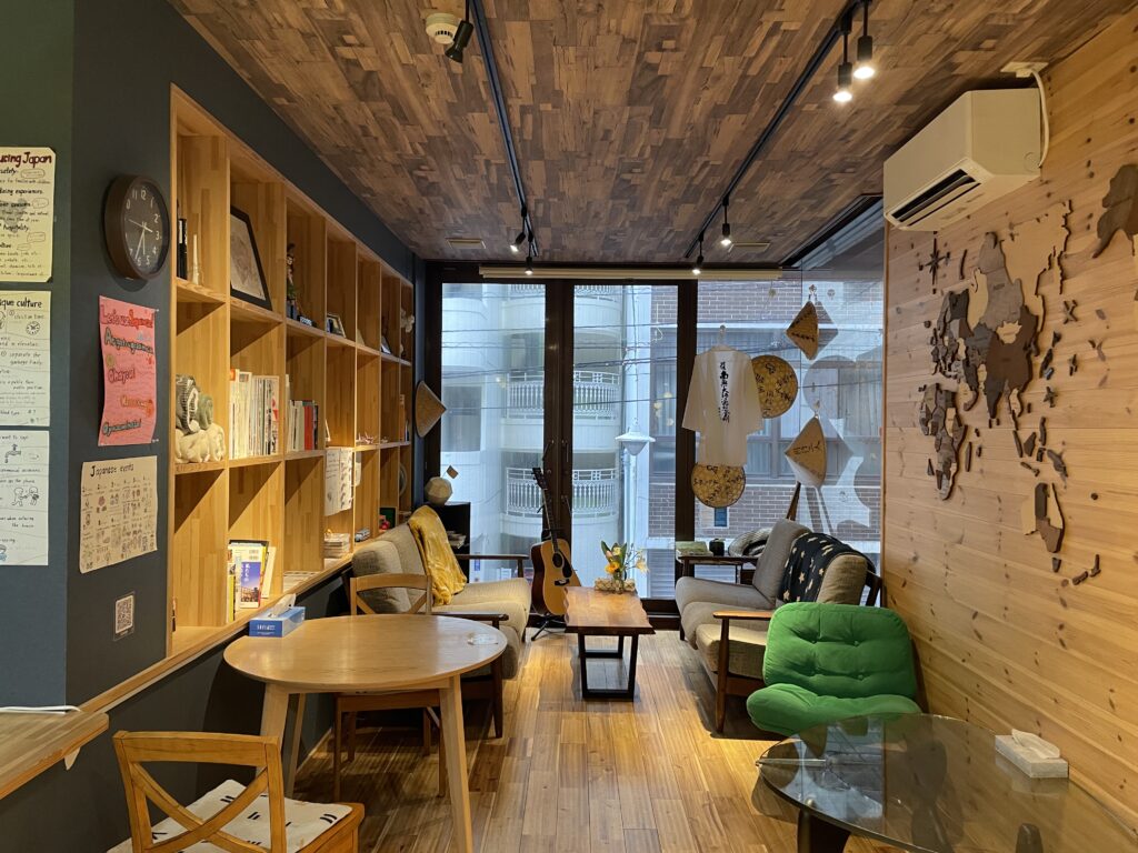 ホステルの共用スペース。ここでコンビニごはんを食べた。