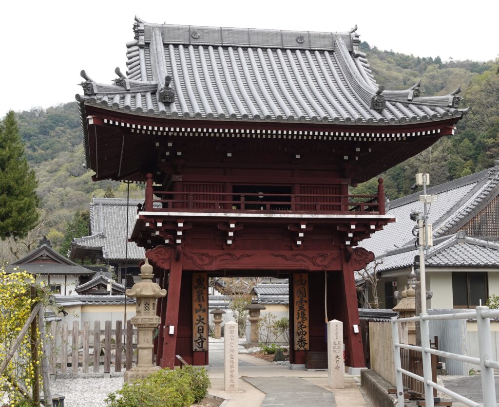 ４番札所・大日寺の山門（鐘楼門）