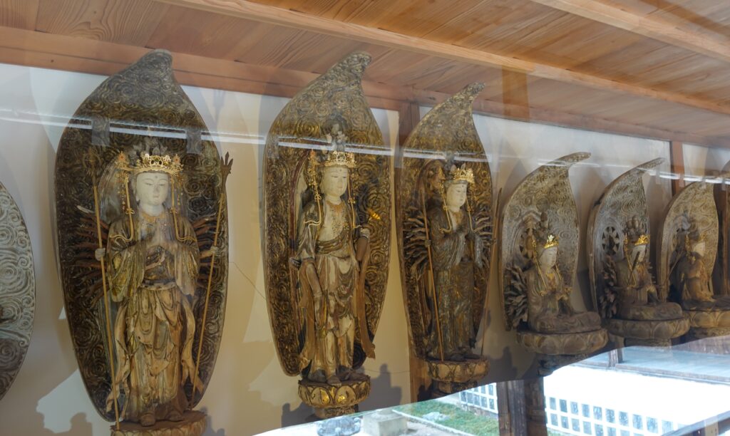 木造の三十三観音