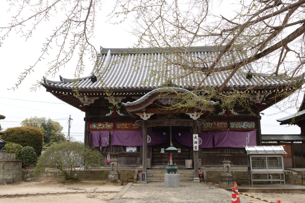 装飾が鮮やかな地蔵寺の大師堂と大銀杏の木